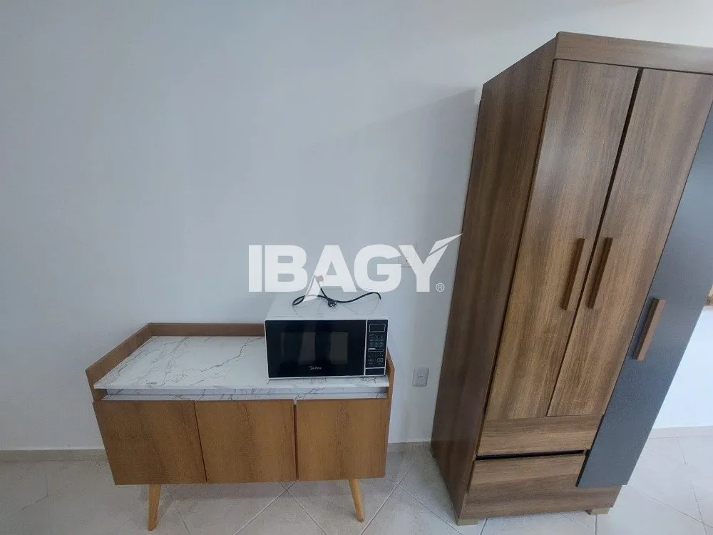Studio with 1 bedroom and built-in kitchen cabinets — photo 6