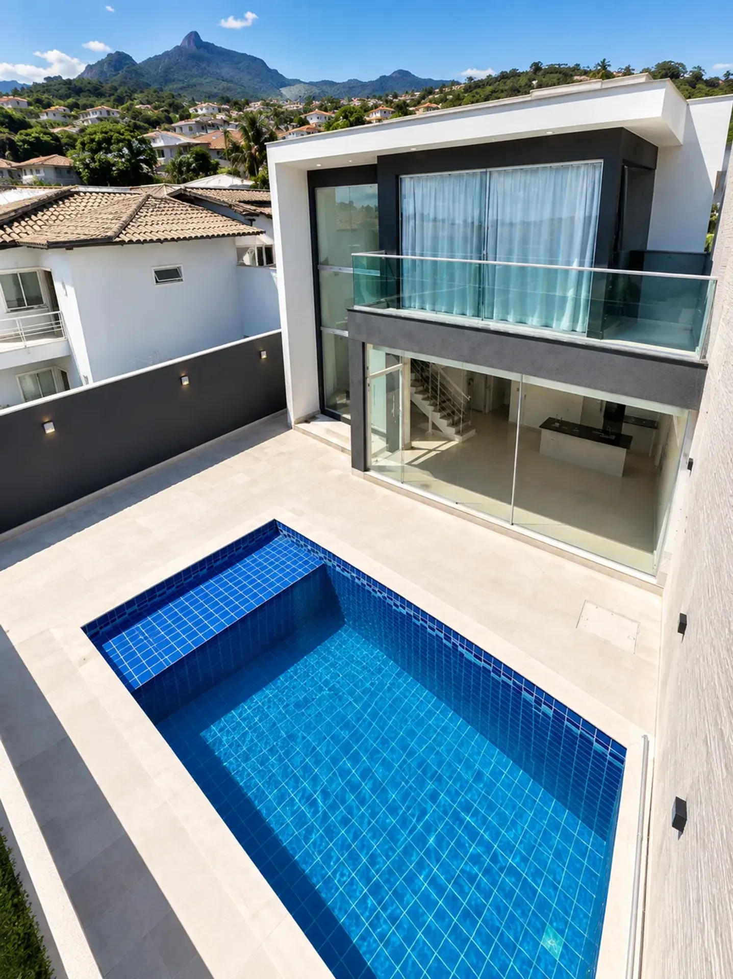 House, 350 m², with a grill on the balcony — photo 4
