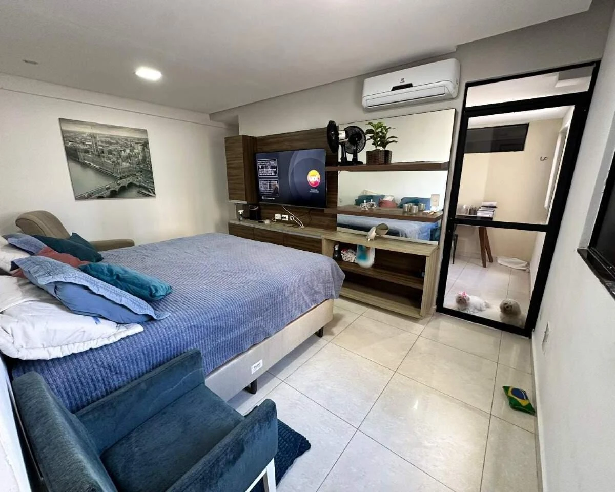 Glass-enclosed balcony in a 3-bedroom apartment, 190 m² — photo 15