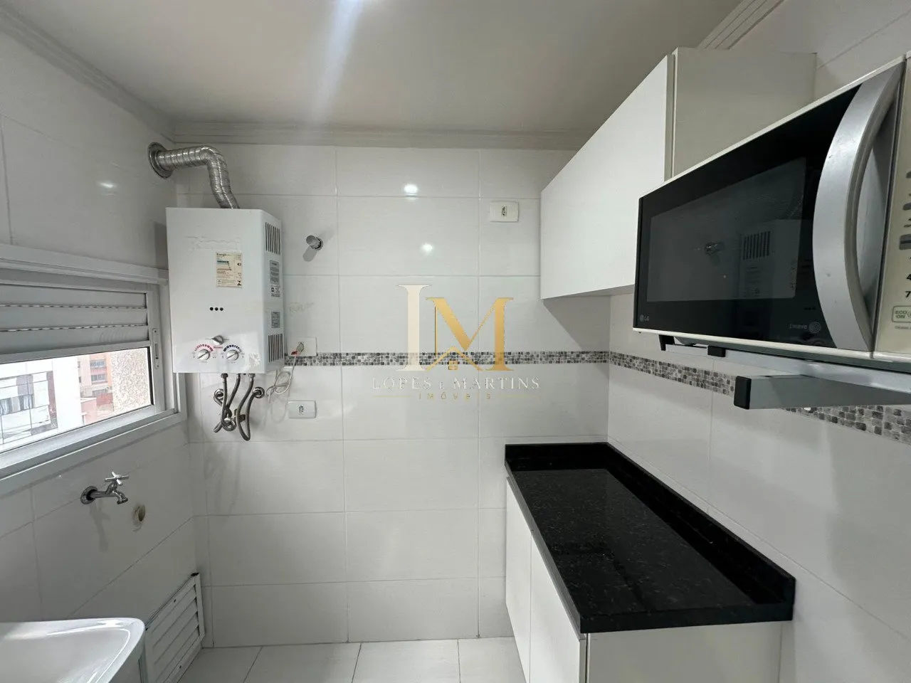 One-bedroom apartment with wood or laminate floors — photo 5