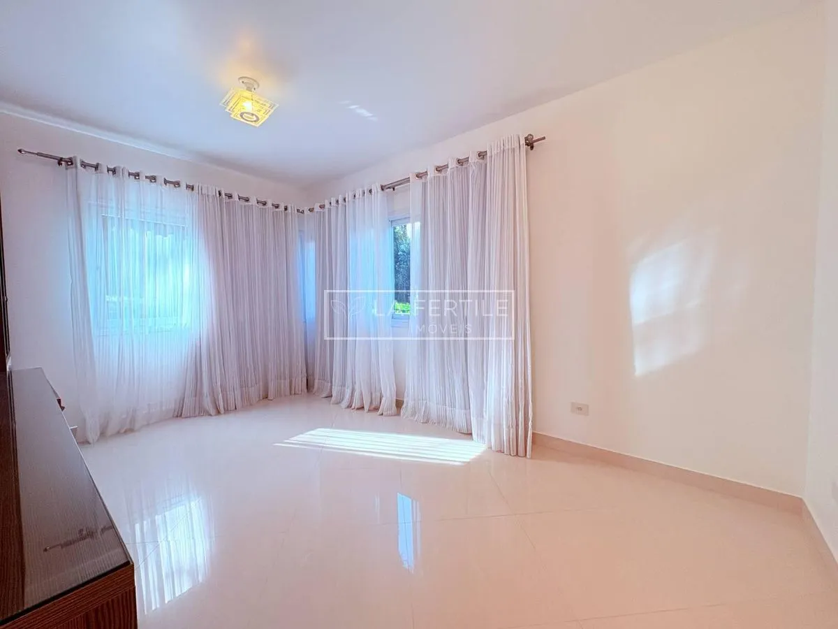 Будинок на 5 спалень із 2 ванними при кімнаті, 400 м² — photo 22
