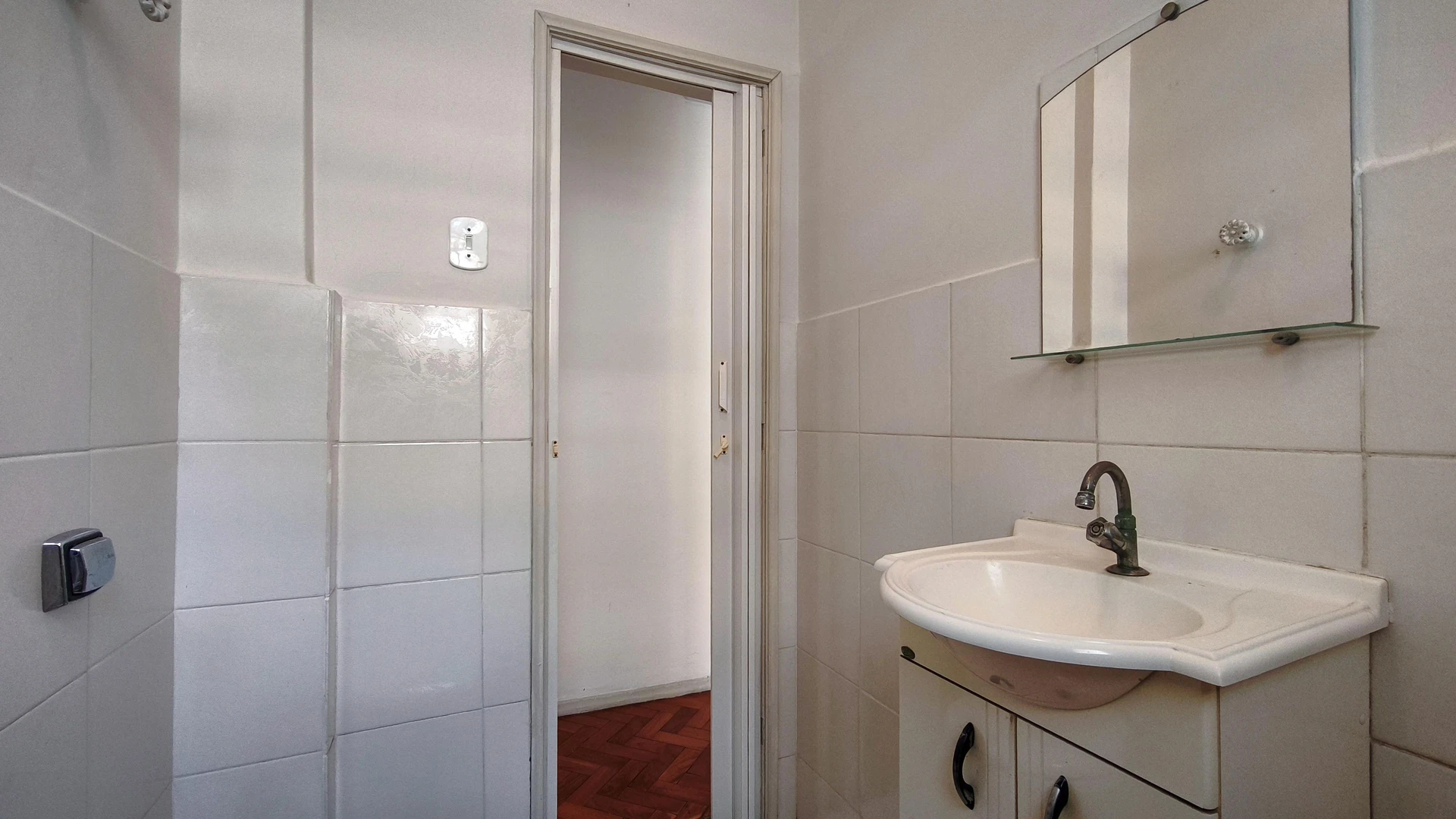 Деревянный пол или ламинат и 1 спальня: квартира 40 м² — photo 17