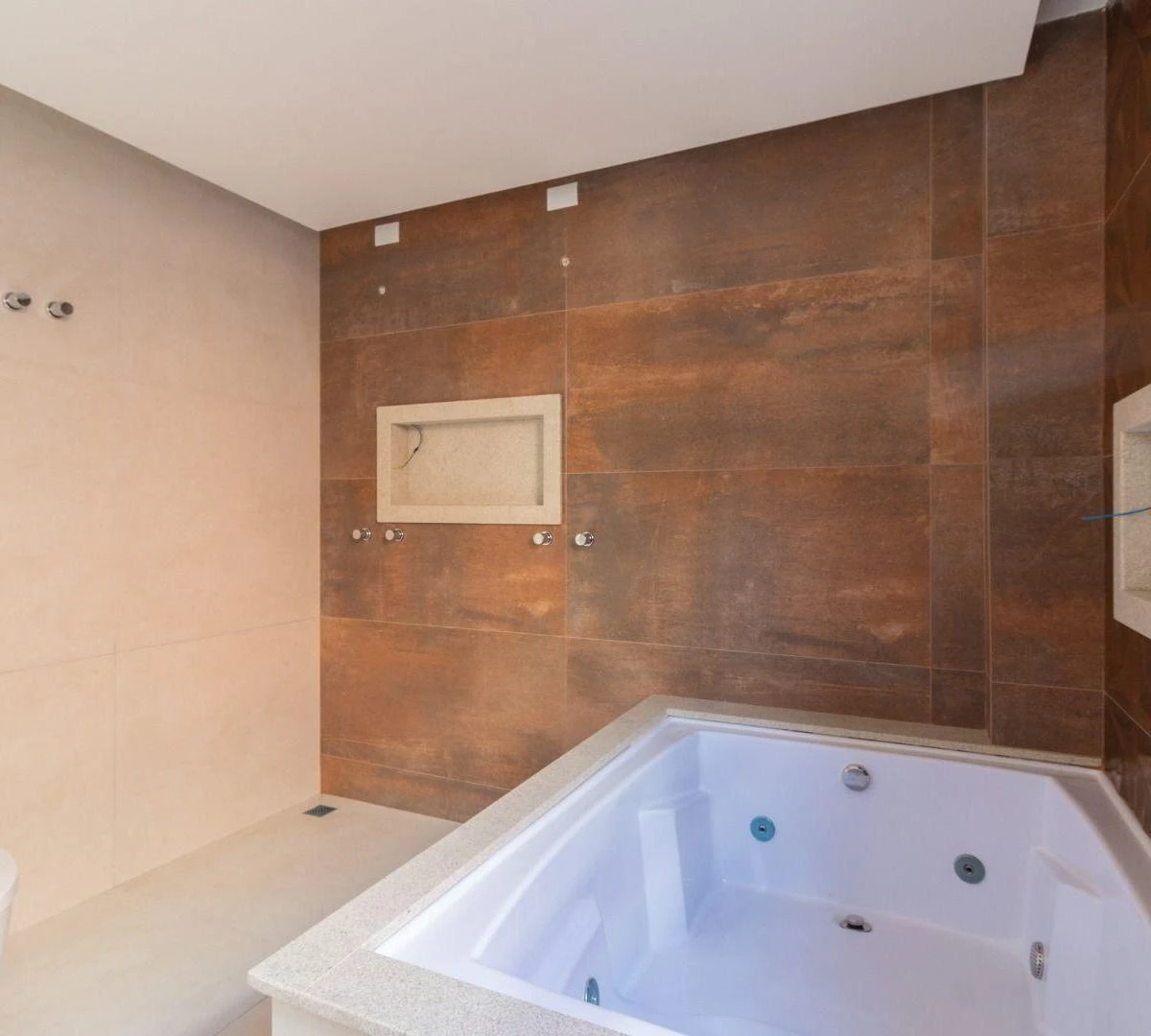 Modern house with 4 en-suite bedrooms and 6 parking spots — photo 35