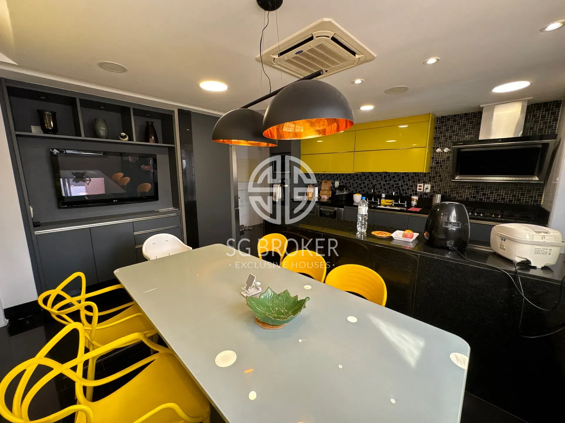 Furnished apartment with open-plan kitchen and 4 bedrooms — photo 18