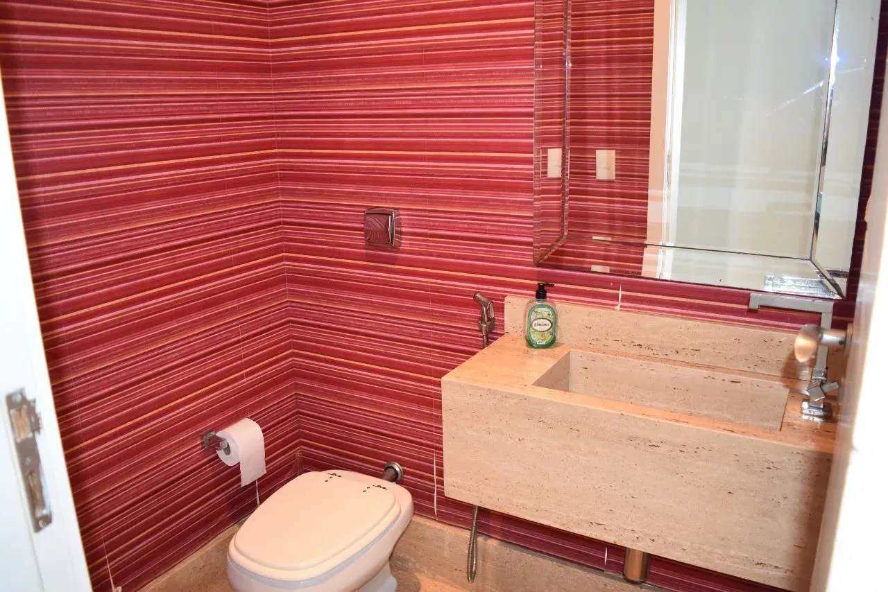 600 m² house with a private pool and a bathtub — photo 20
