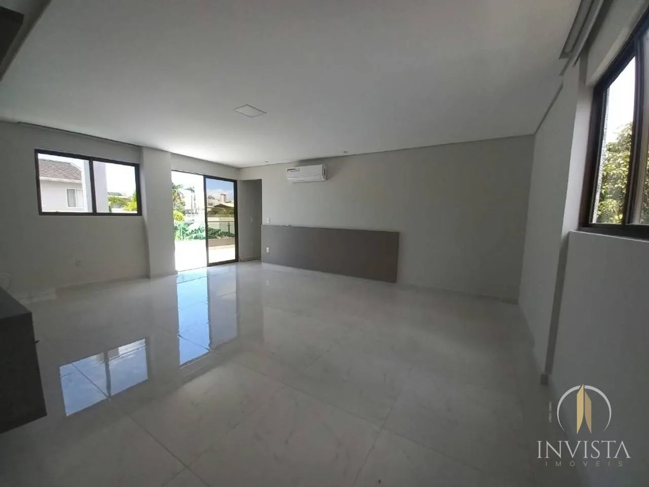 Furnished house, 481 m², with floor-to-ceiling windows — photo 39