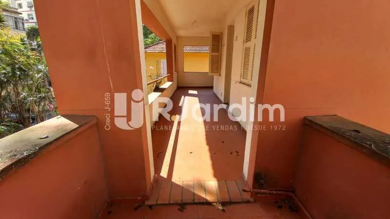 Unfurnished house with 6 bedrooms and 401 m² — photo 6