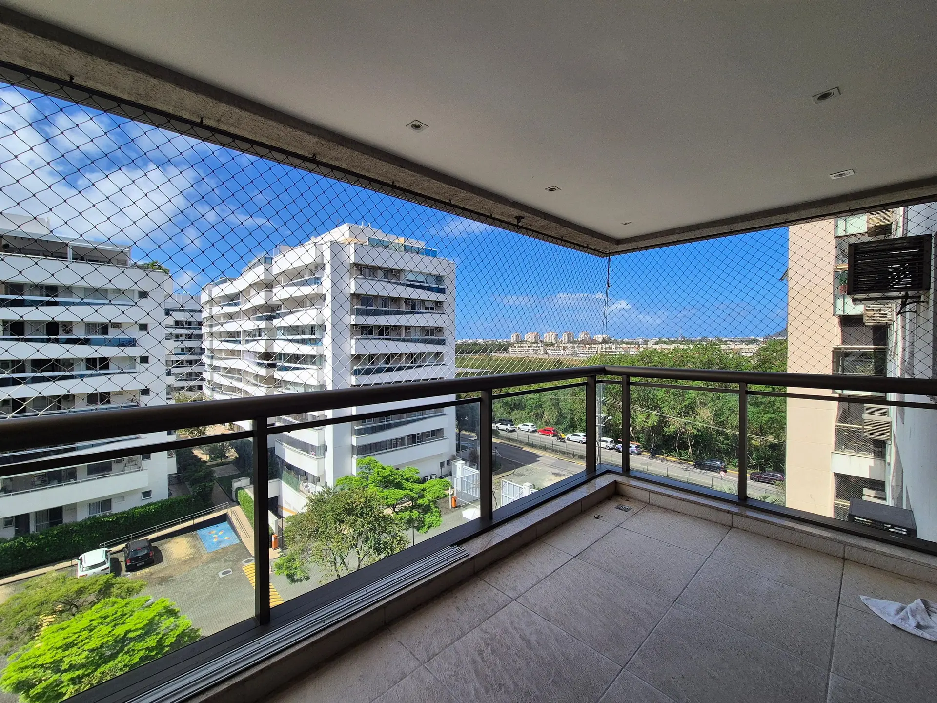 3-bedroom apartment with balcony and open-plan kitchen — photo 4