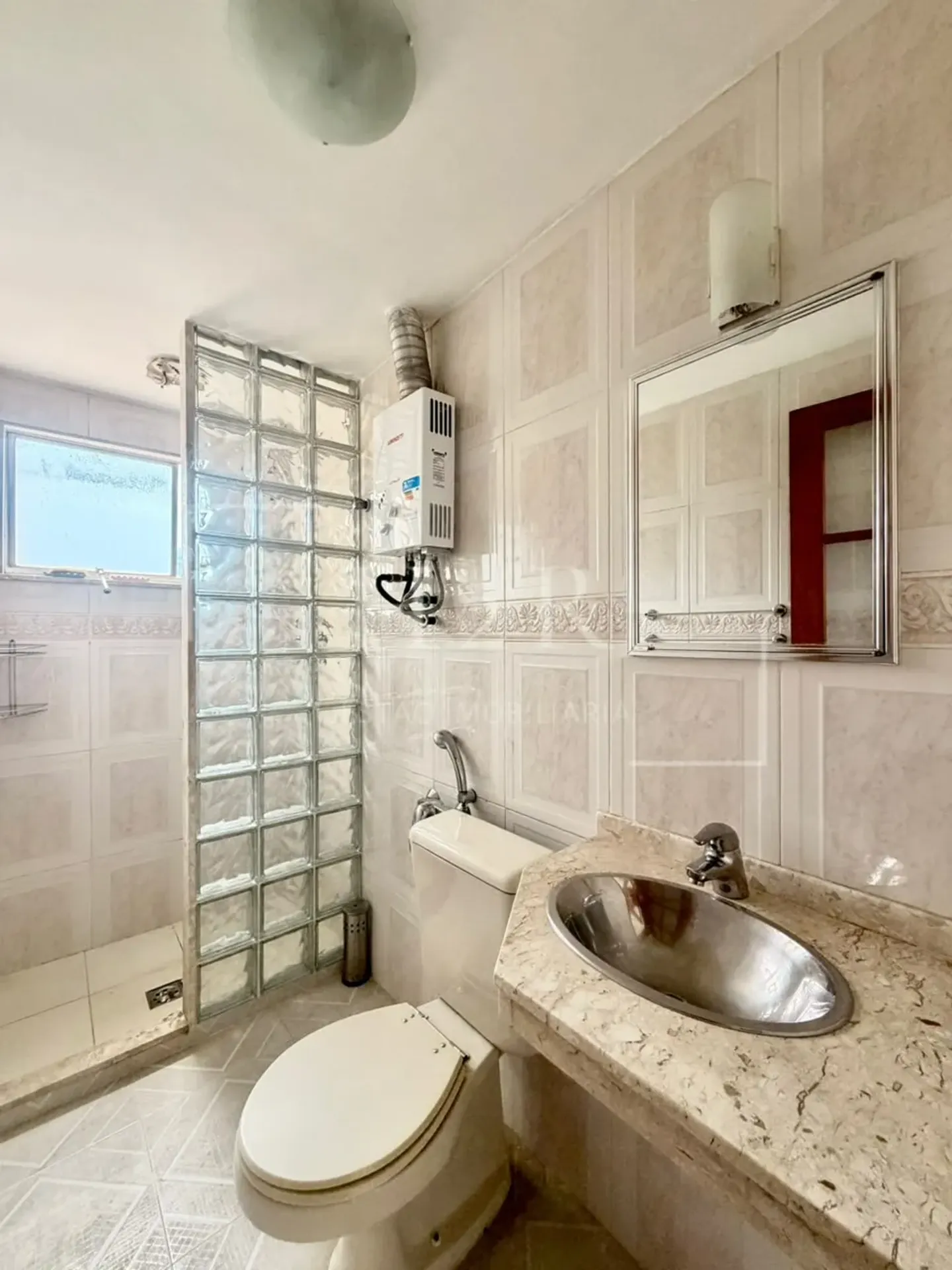 One-bedroom apartment with a mountain view in Rio de Janeiro — photo 5