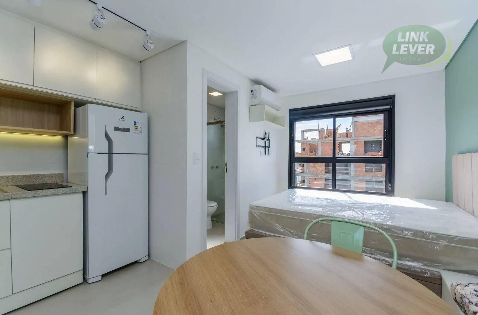 Furnished studio in a building with a coworking space