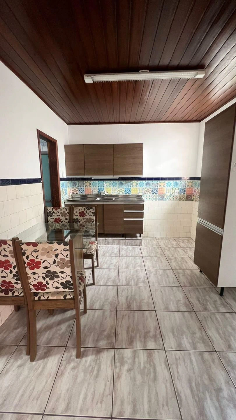 1-bedroom house with fitted kitchen cabinets — photo 2
