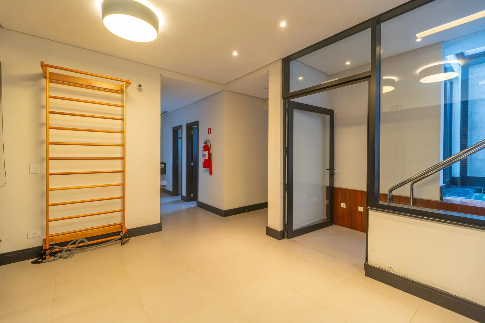 Furnished 1-bedroom apartment with open-plan kitchen — photo 22