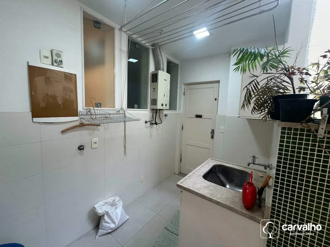 Bathtub in a 3-bedroom apartment, 173 m² — photo 22