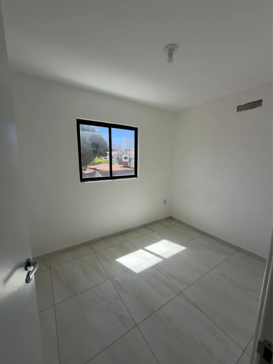 Unfurnished apartment with open-plan kitchen and 3 bedrooms — photo 7