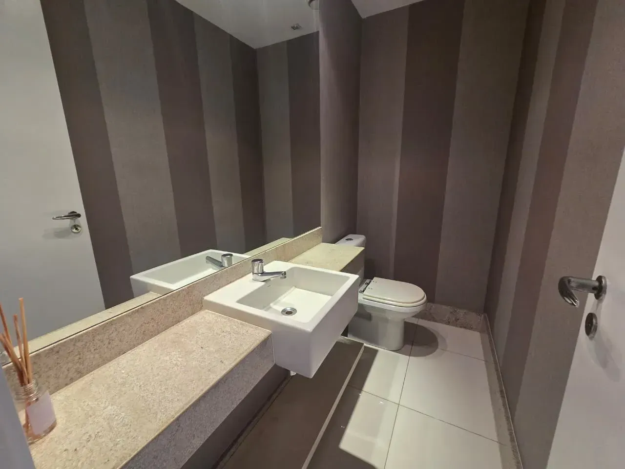 4-bedroom apartment with an enclosed gourmet balcony — photo 30