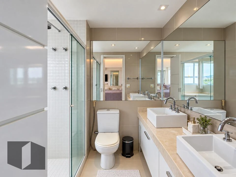 Bathtub in a 4-bedroom apartment, 226 m² — photo 21