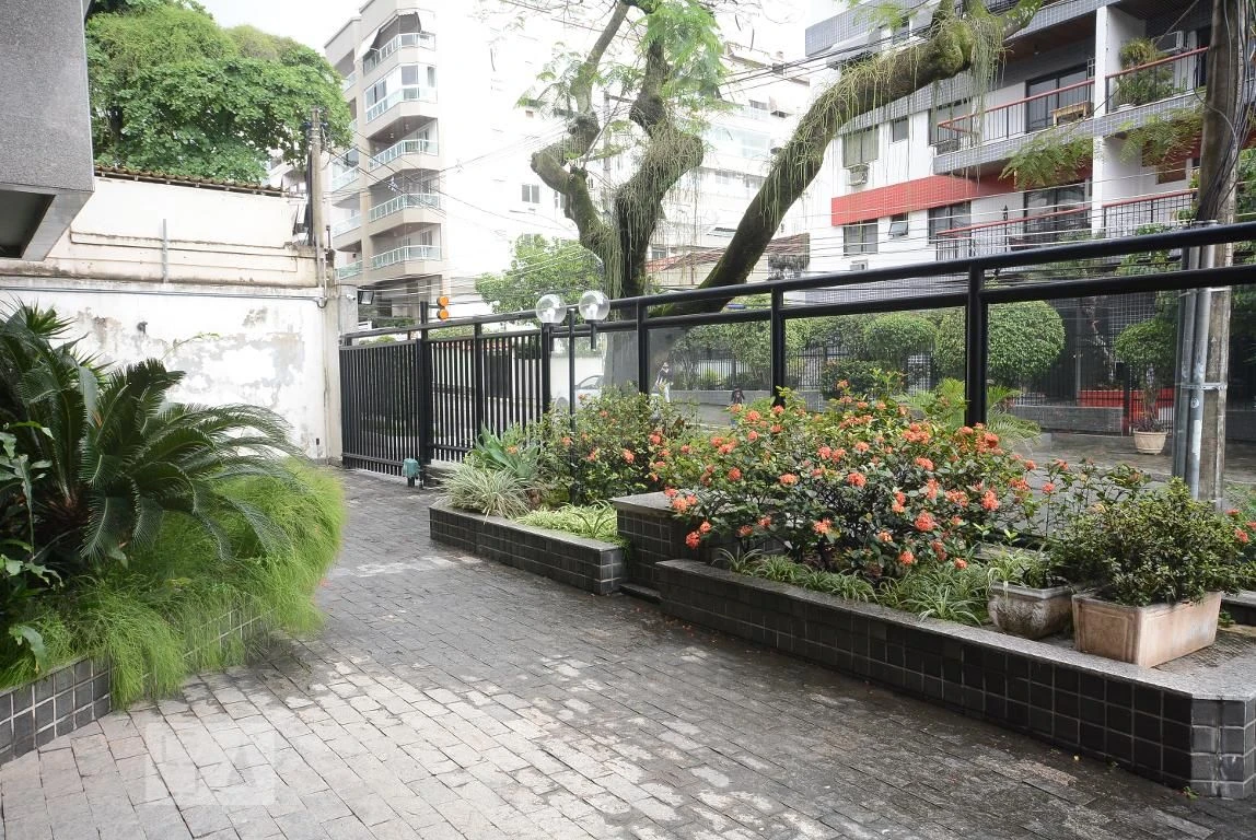 4-bedroom apartment in a building with a pool — photo 86