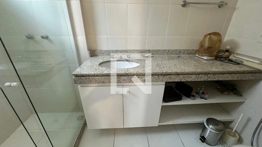 Walk-in closet in a 5-bedroom house, 250 m² — photo 18