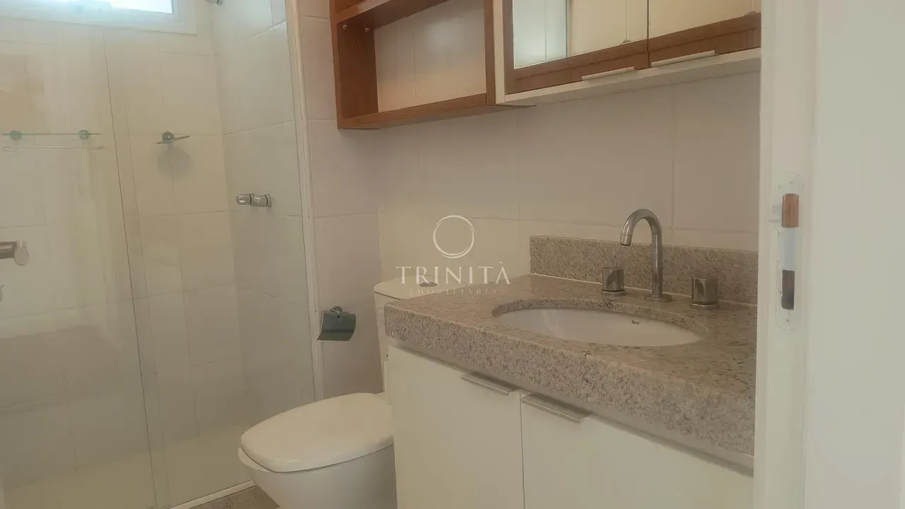 2-suite apartment with enclosed balcony and open-plan kitchen — photo 9