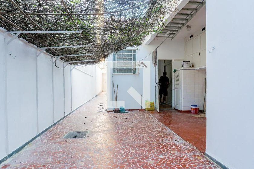 4-bedroom house with private garden and 145 m² — photo 39