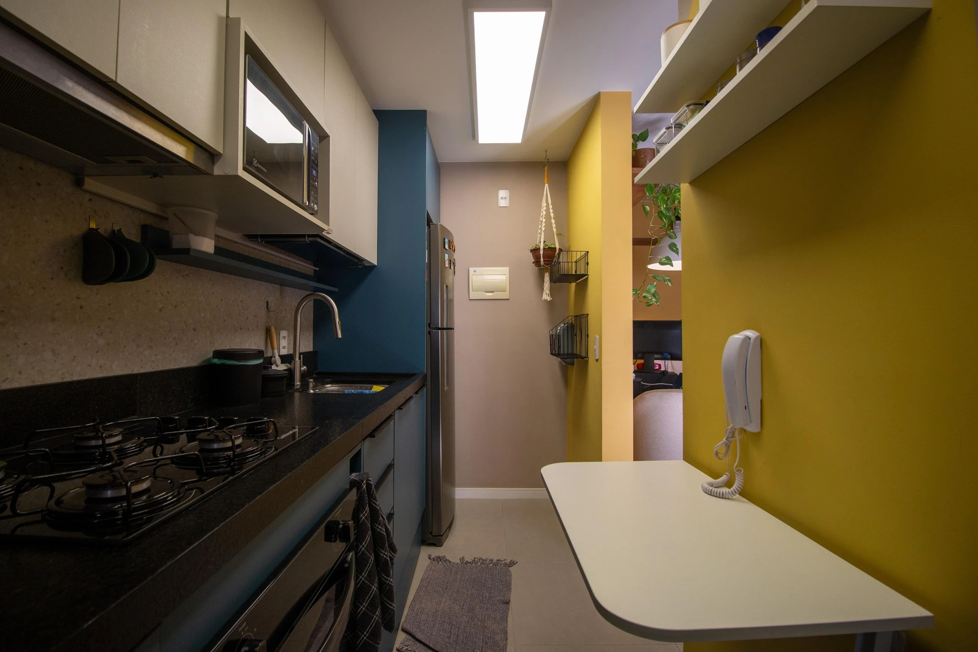 One-bedroom apartment in a building with a gym — photo 9
