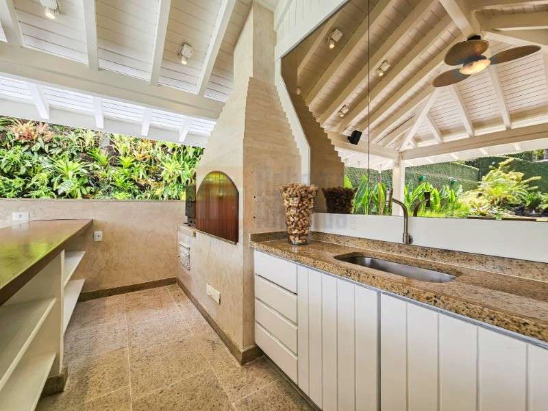 832 m² house with 6 bedrooms and an open-plan kitchen — photo 24
