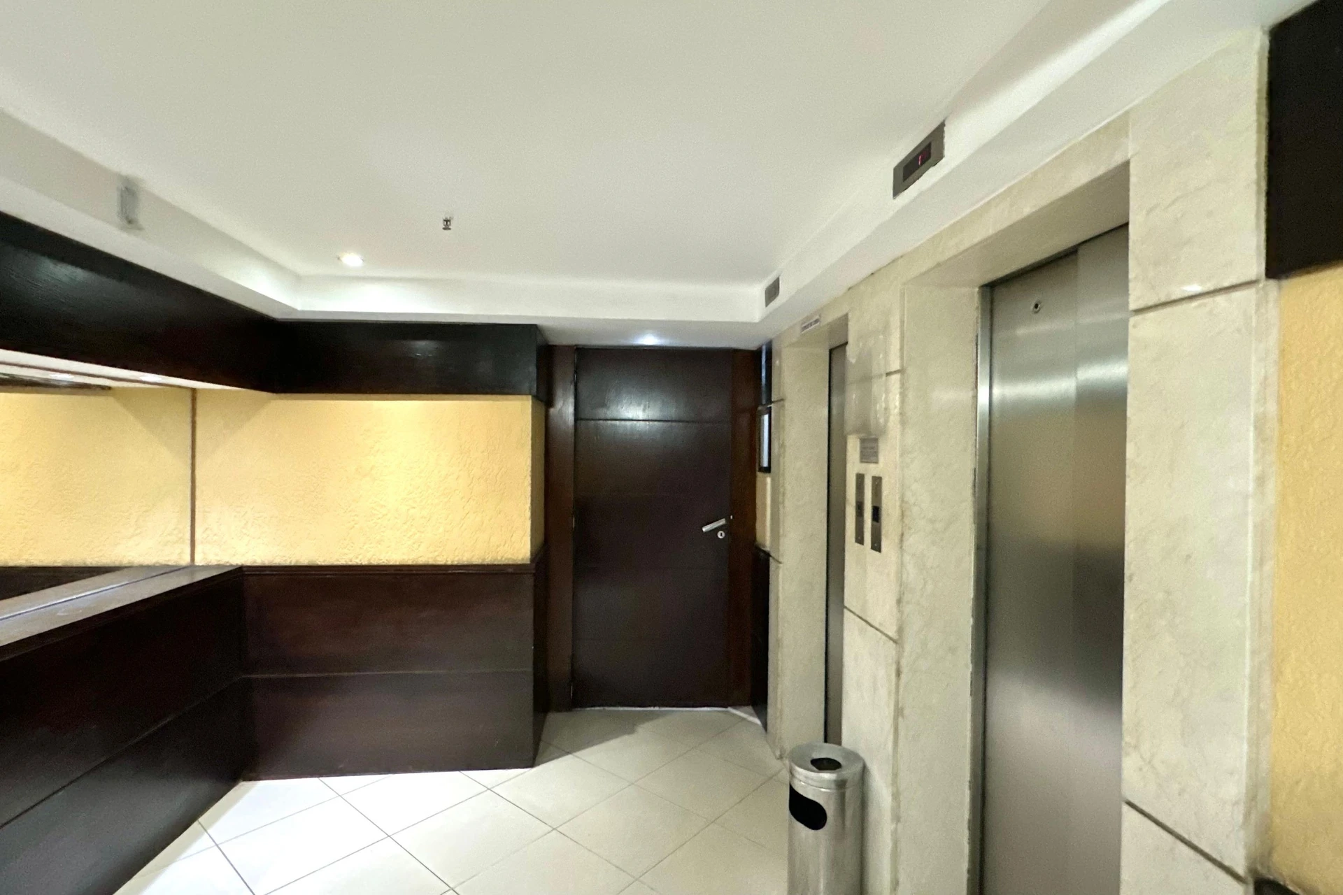 Furnished 1-bedroom apartment with a glazed balcony — photo 16