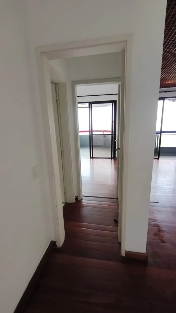 1-bedroom apartment with balcony and fitted storage — photo 2