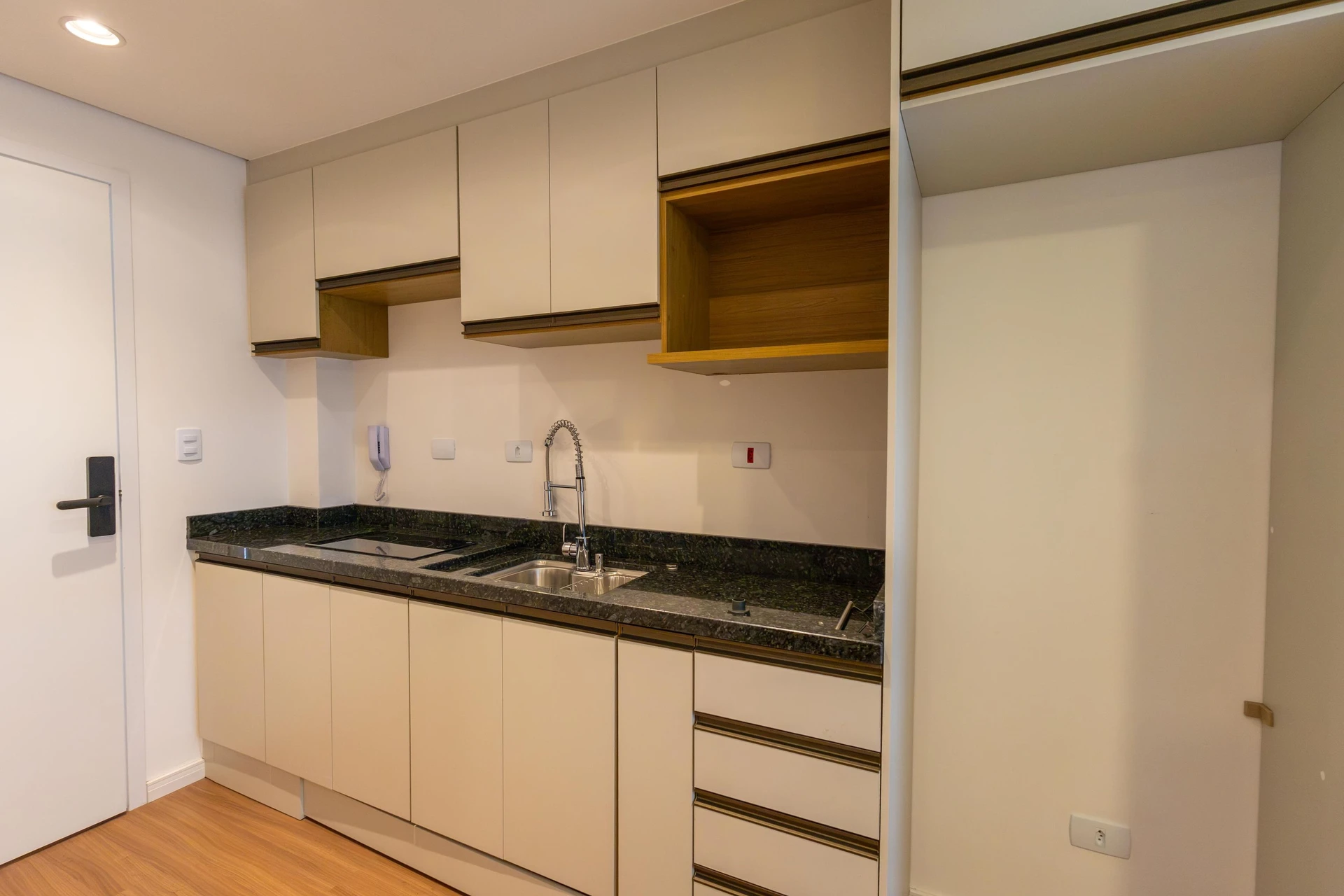 28 m² studio with a home office and a glass-enclosed balcony — photo 7