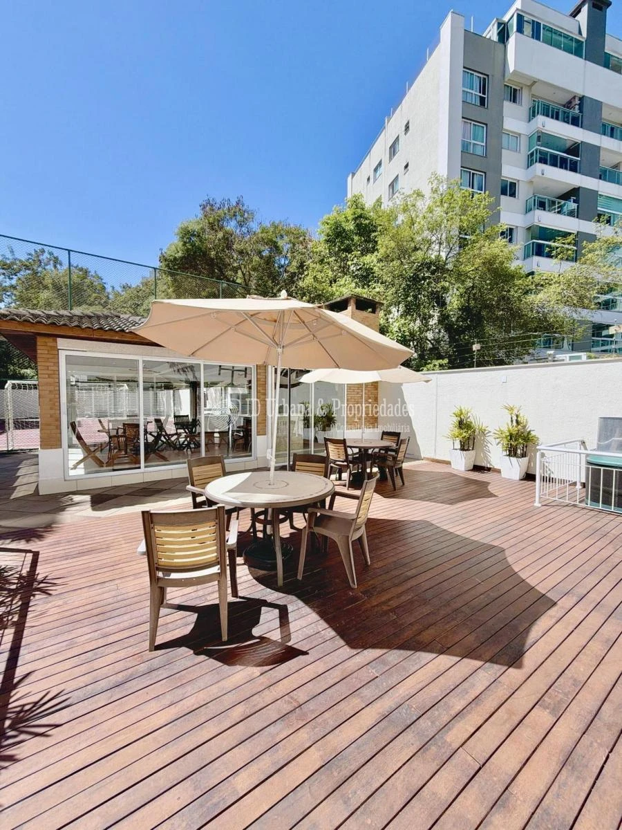 3-bedroom apartment in a building with a pool — photo 4