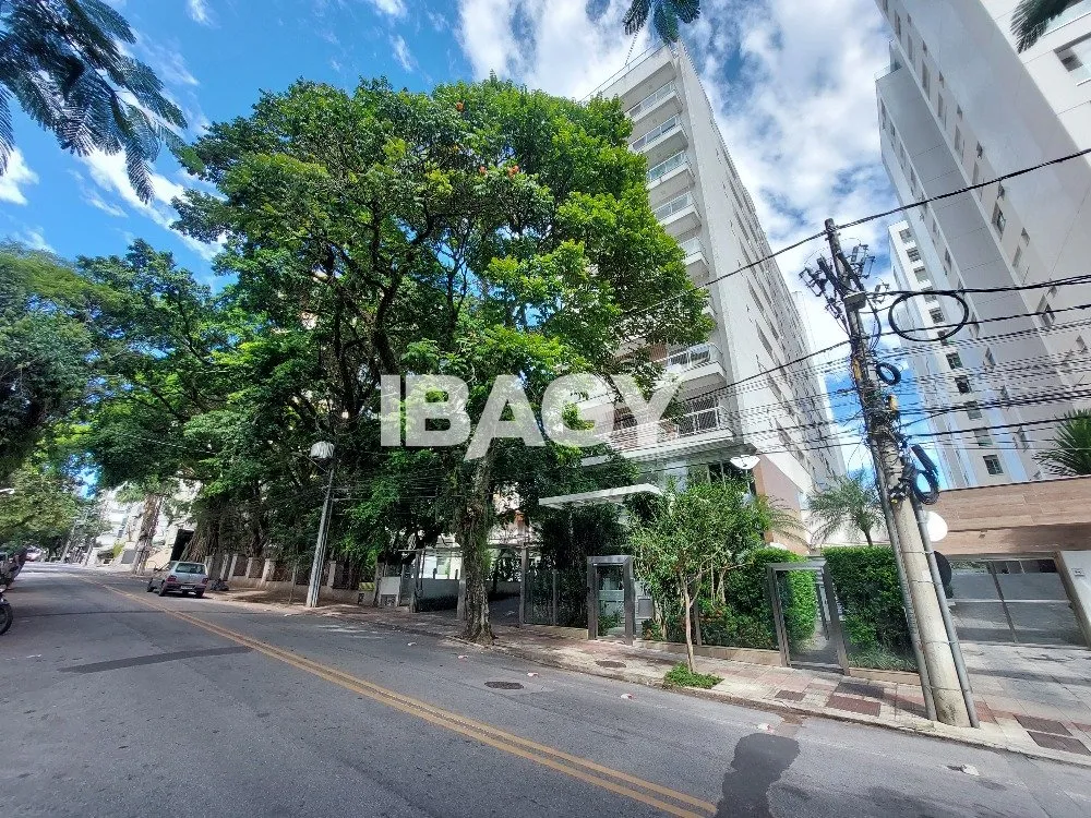 4-bedroom apartment in a building with a pool — photo 12