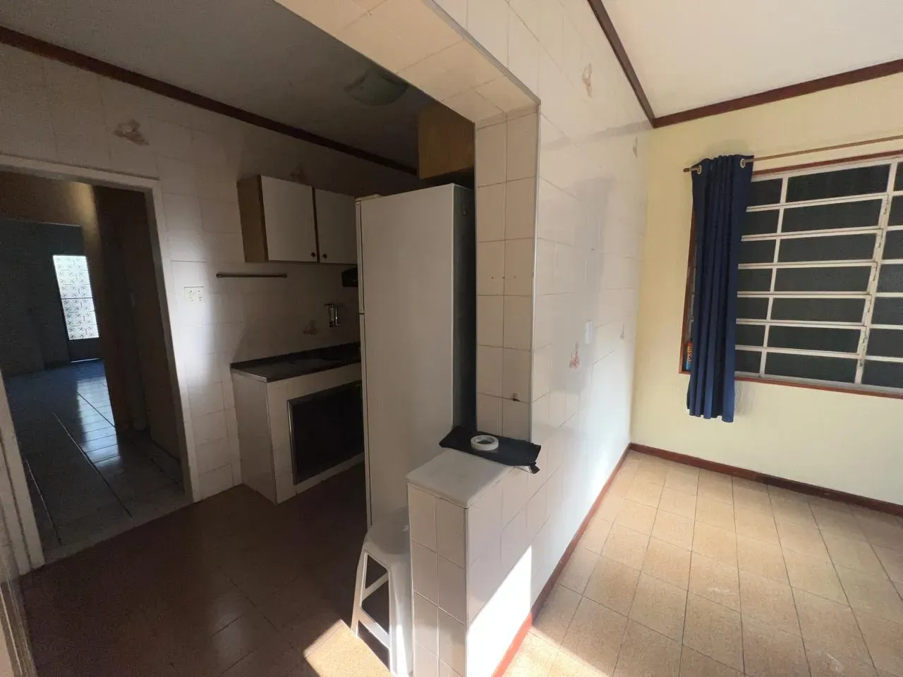 Casa com 4 quartos e cozinha fechada com armários — photo 24