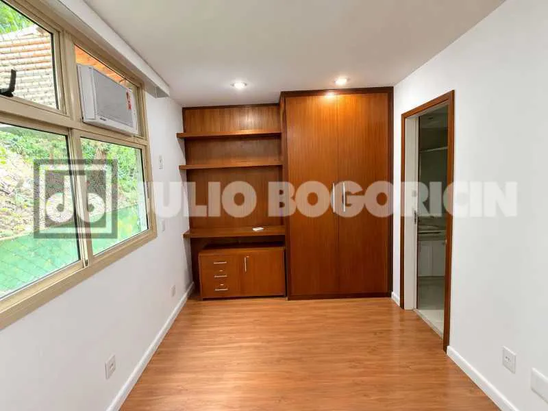 3-bedroom apartment with a park view in Rio de Janeiro — photo 32