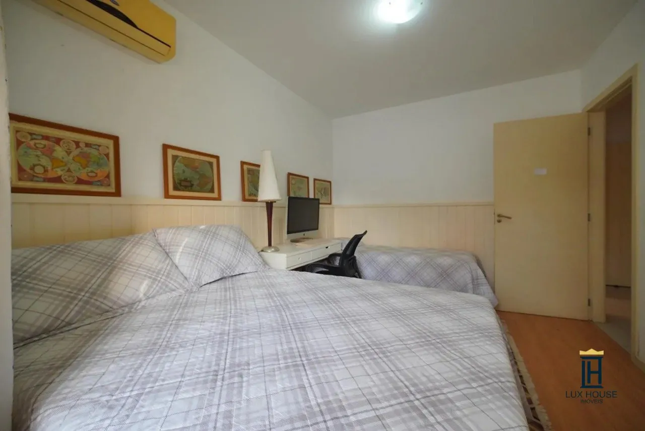 Casa de 3 dormitorios con ventanales de piso a techo — photo 20