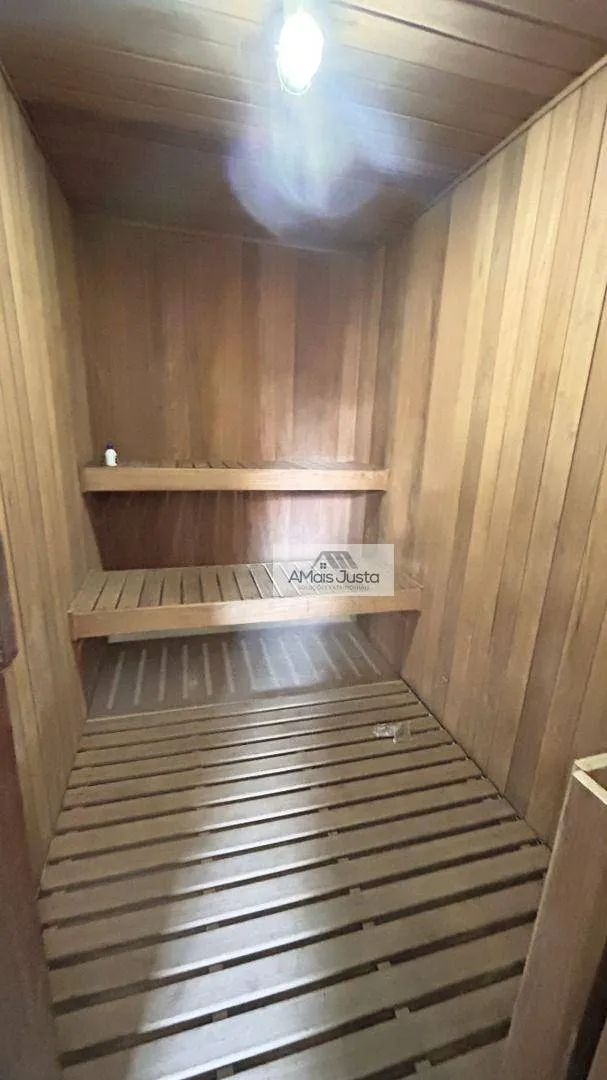 4-bedroom apartment in a building with a pool — photo 27