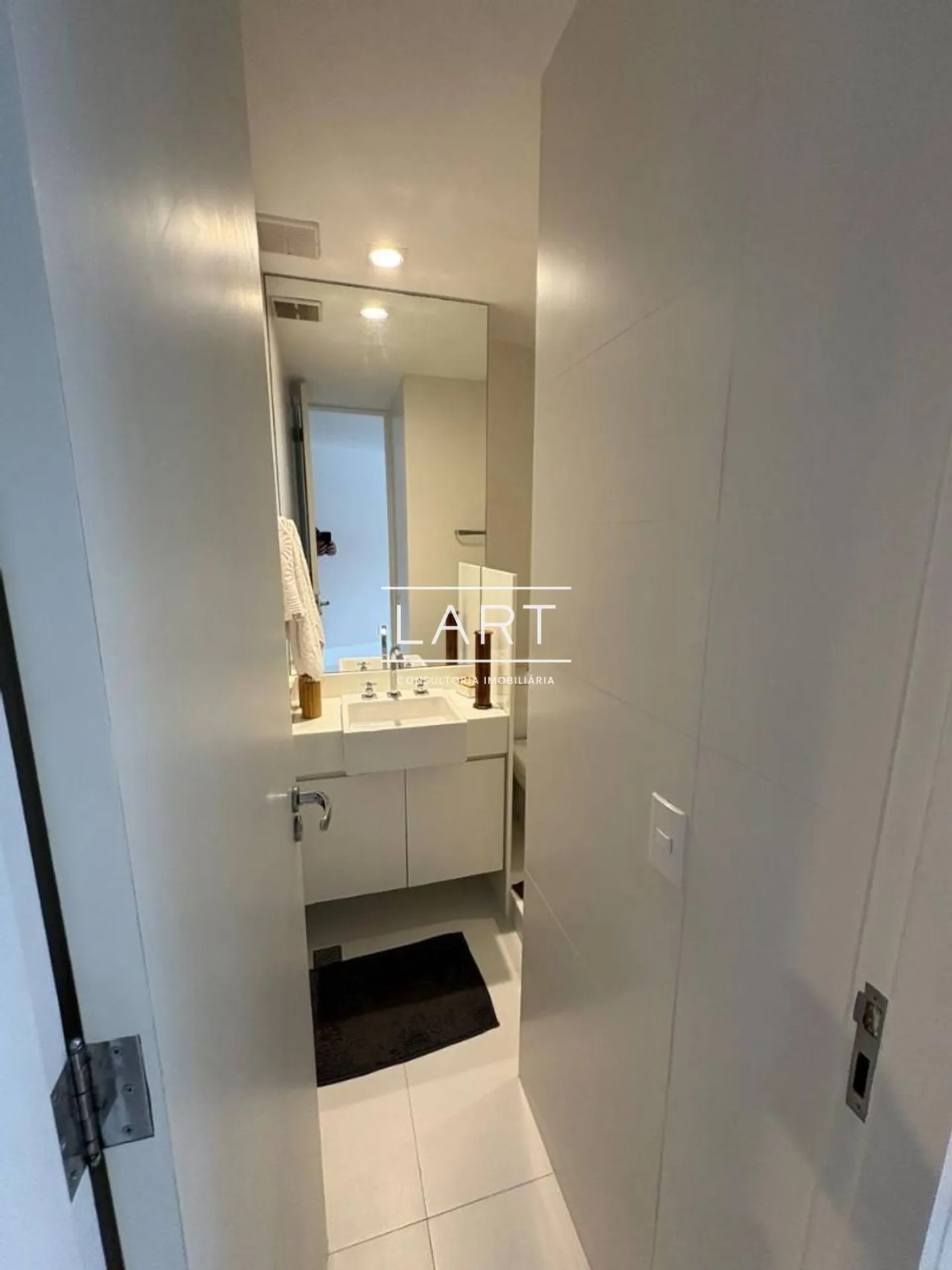 Floor-to-ceiling windows in a one-bedroom apartment, 50 m² — photo 6