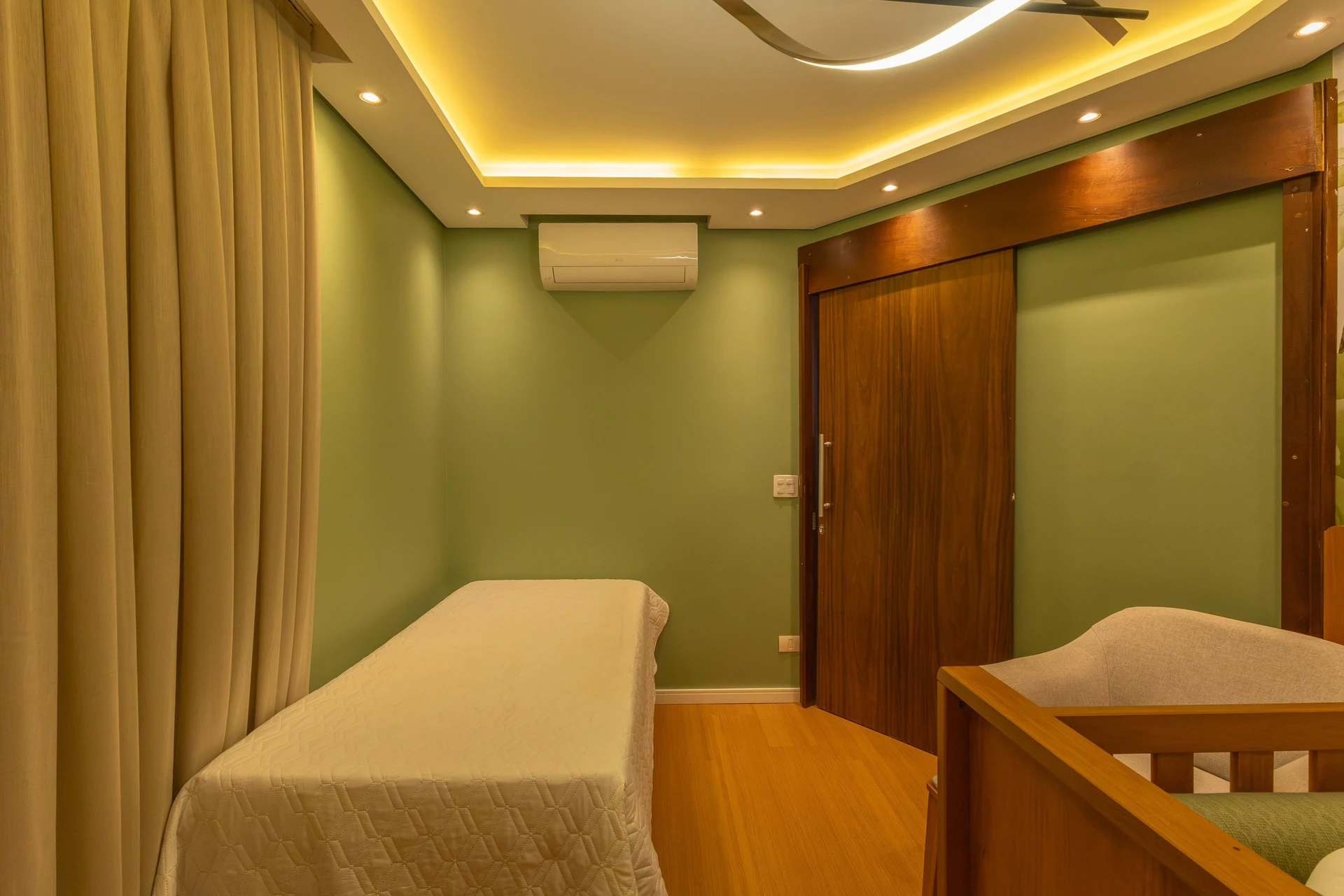 Bathtub in a 3-bedroom house, 180 m² — photo 14