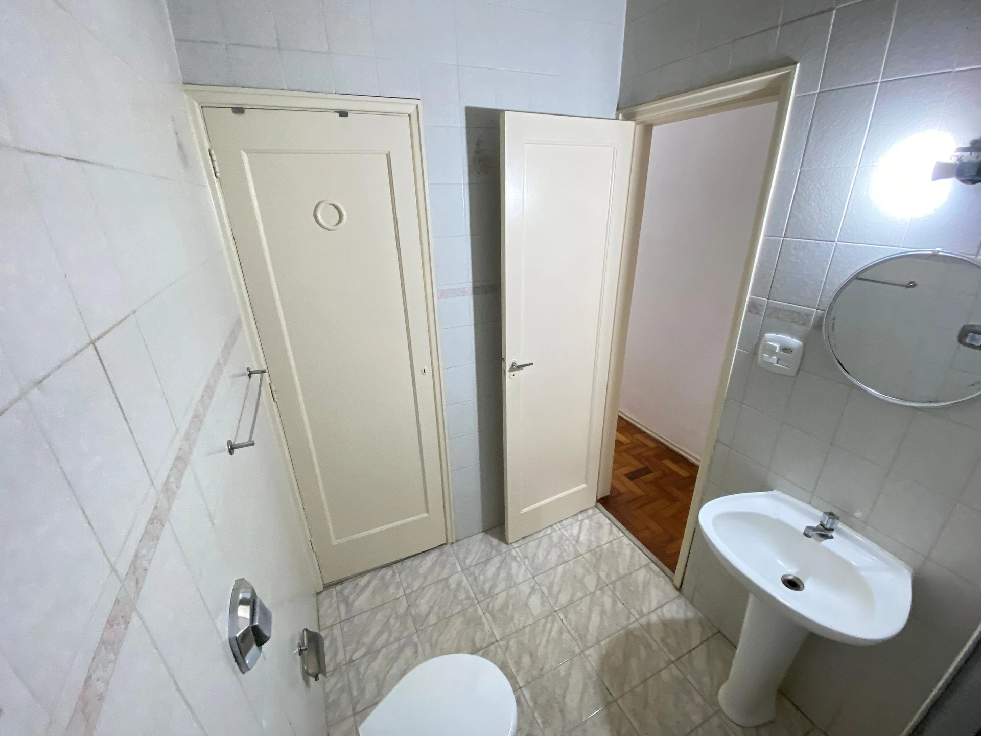 Bathtub in a one-bedroom apartment, 50 m² — photo 38
