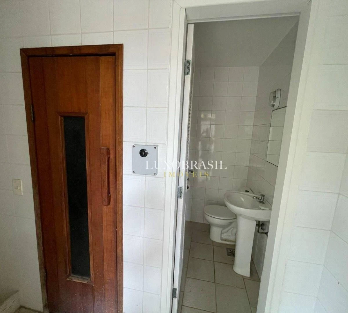 Furnished 3-bedroom apartment with 3 bathrooms — photo 28
