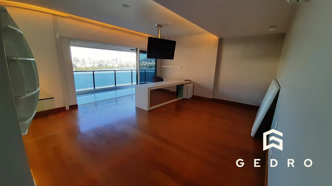 Furnished apartment, 320 m², with a water view — photo 12