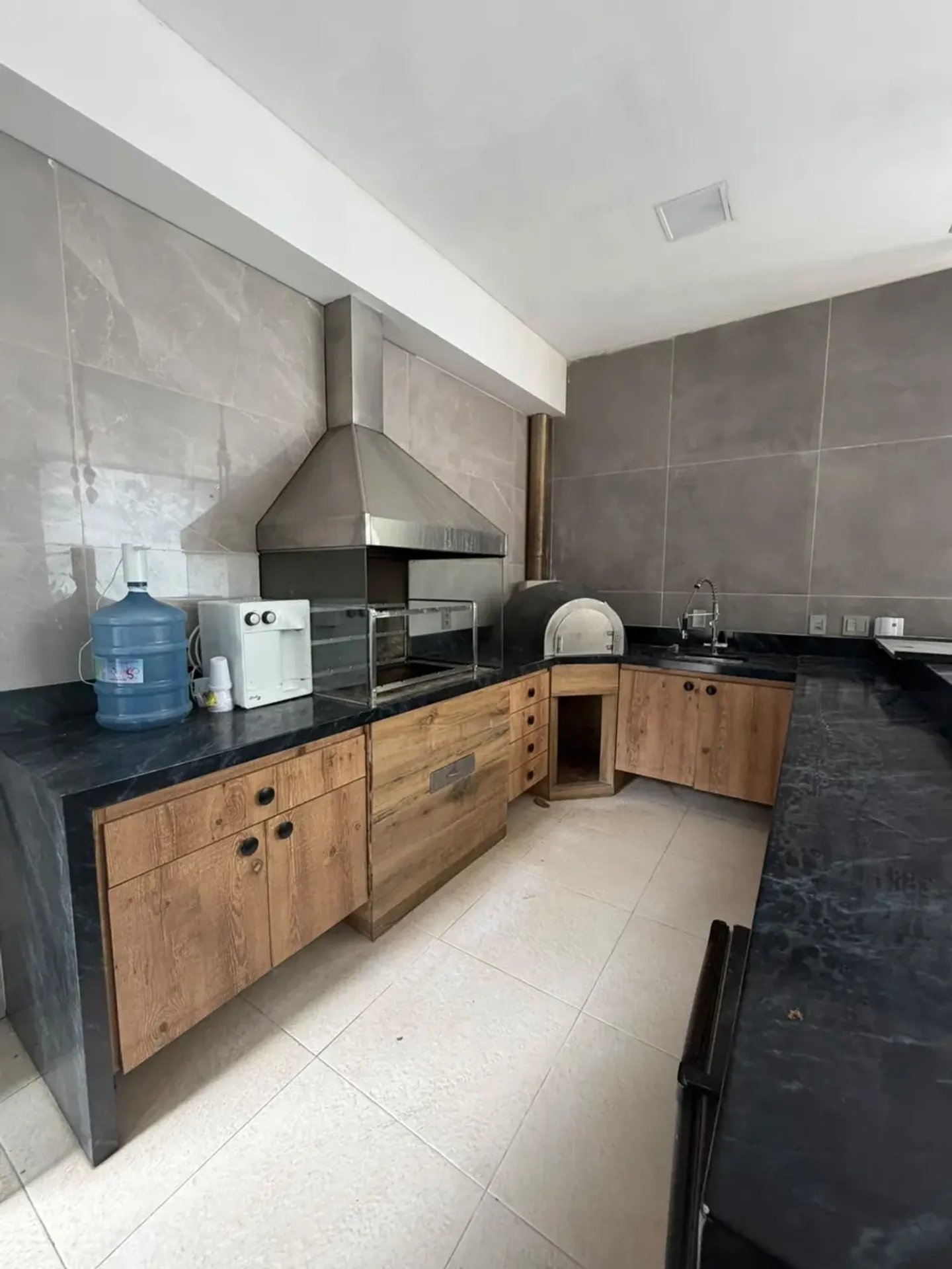 700 m² house with a garden and a bathtub — photo 2