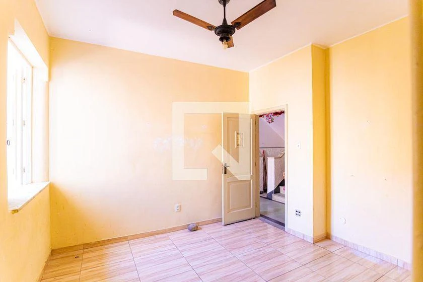 Rental apartment with 2 bedrooms and a laundry utility sink — photo 26