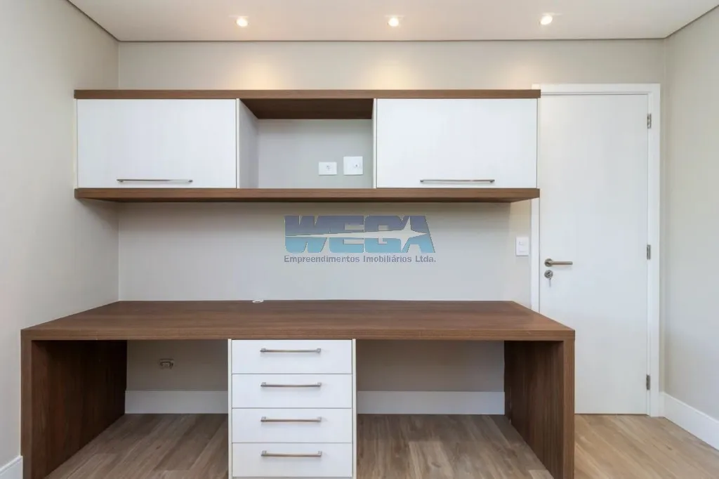 Apartamento com 4 quartos e varanda de vidro fechada — photo 17