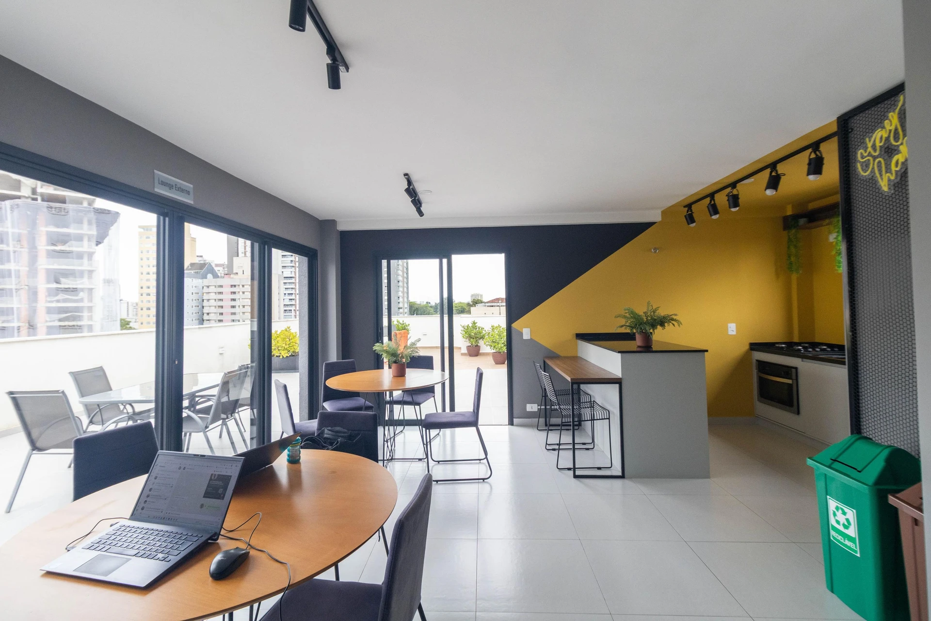 2-bedroom apartment in a building with a gym — photo 7