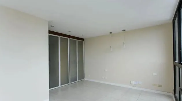 Unfurnished apartment with an enclosed glass balcony — photo 7