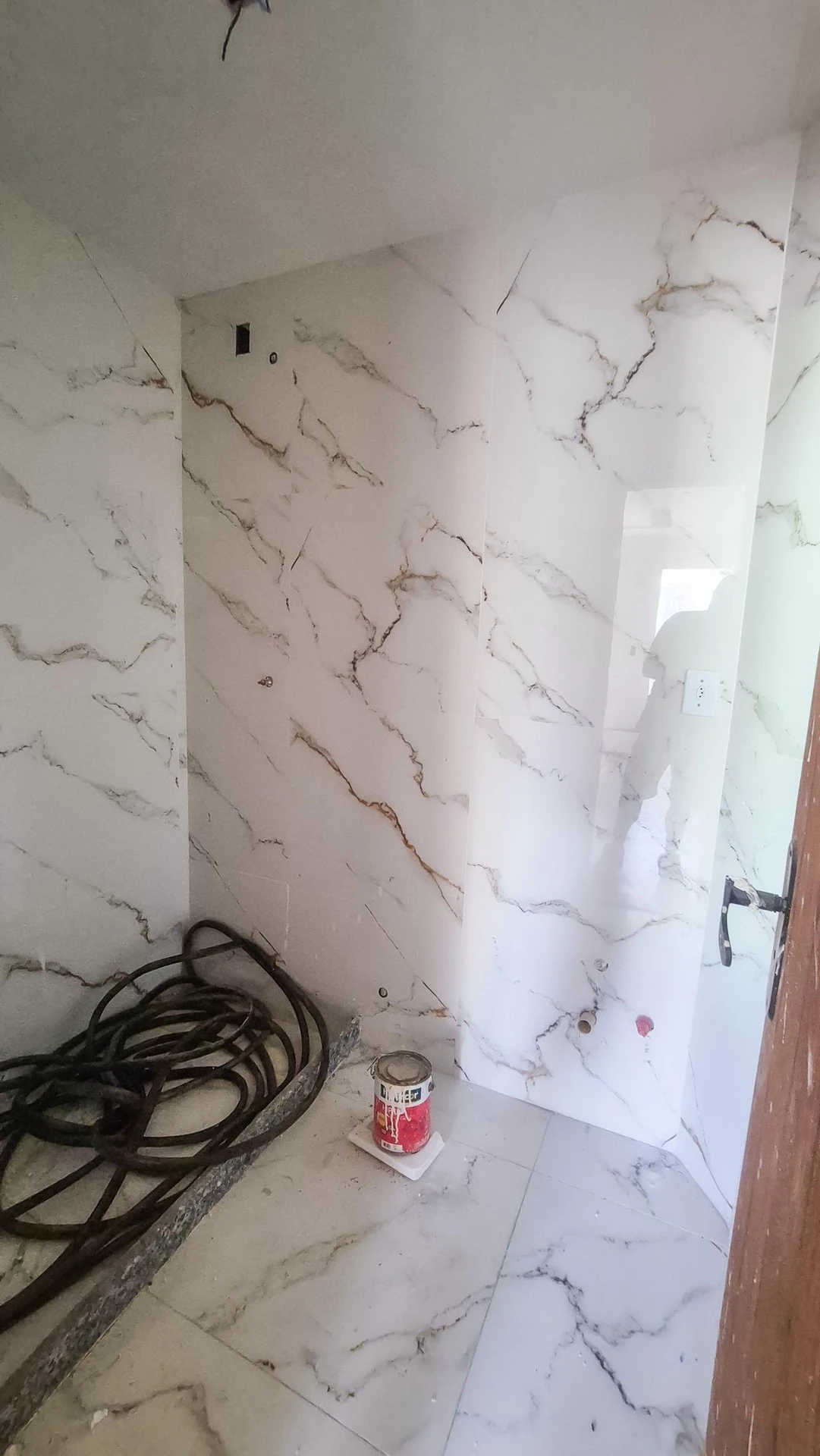 Apartamento com 2 quartos e box de vidro no banheiro — photo 18