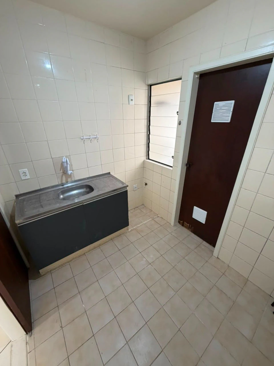 Studio with 1 bedroom and 1 bathroom, no parking