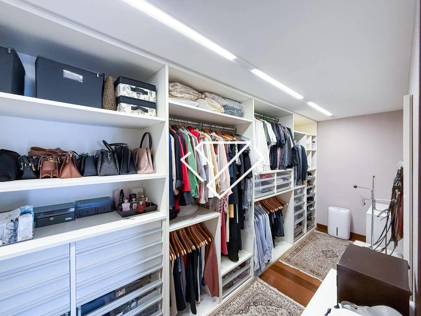 Furnished apartment with 4 en-suites and 258 m² — photo 42