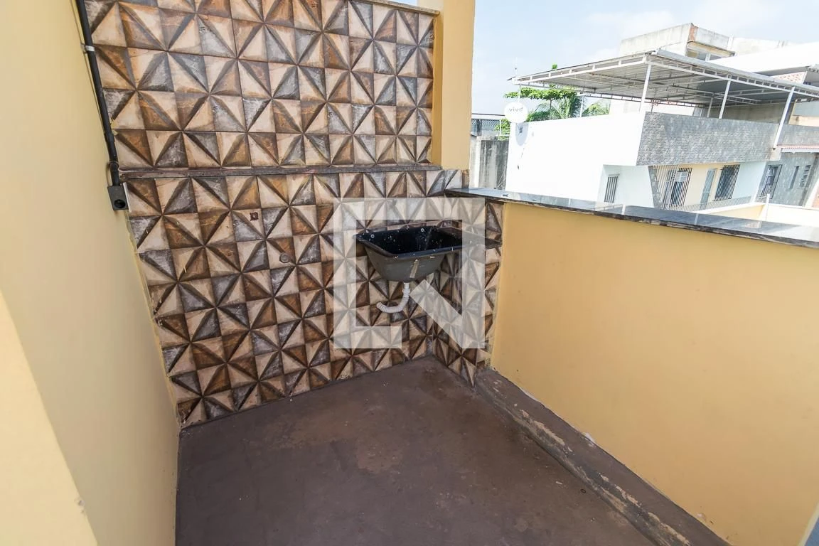 Balcony with a grill in a 3-bedroom apartment, 80 m² — photo 15