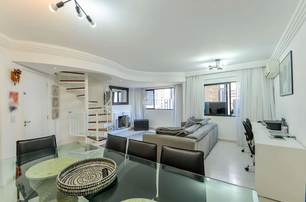 213 m² apartment with 3 bedrooms and 2 bathrooms — photo 2